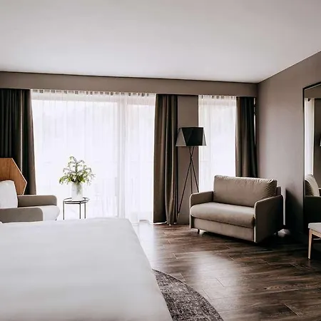 Radisson Hotel *